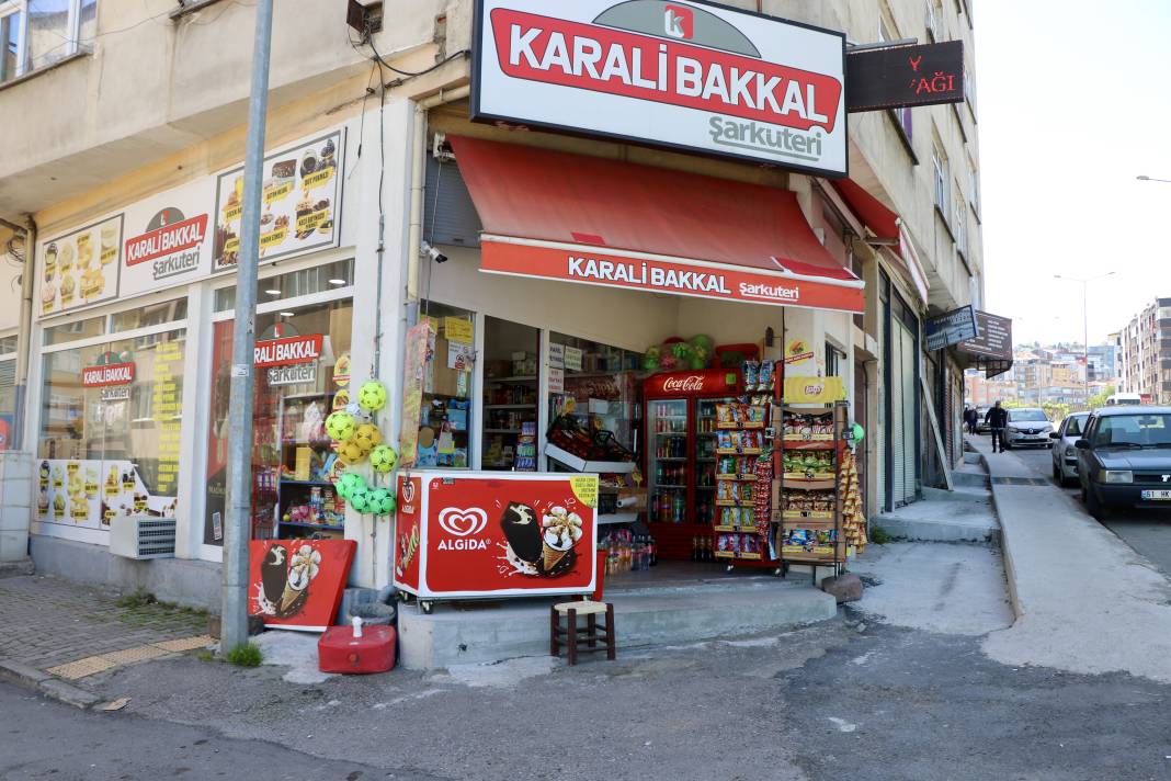 Bakkaldan cips çalan karga suçüstü yakalandı! Etrafı kolaçan etti paketi alıp kaçtı 12